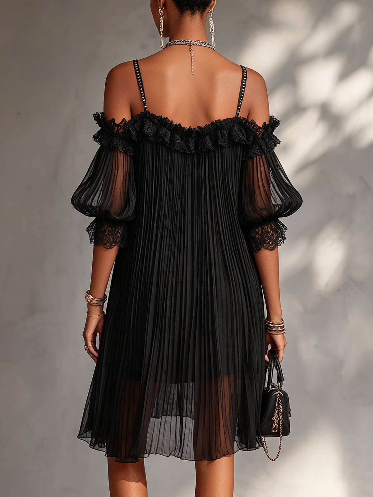 Vittoria | Mini-robe noire en mousseline avec épaules dénudées et bords en dentelle