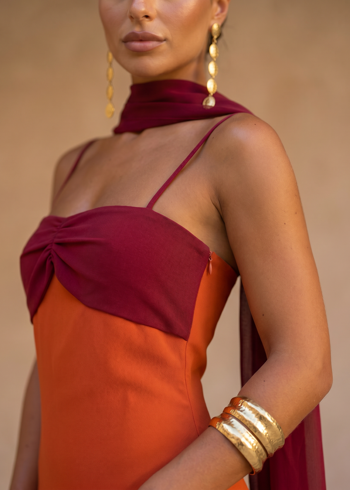 Zahara | Robe orange avec décolleté rouge