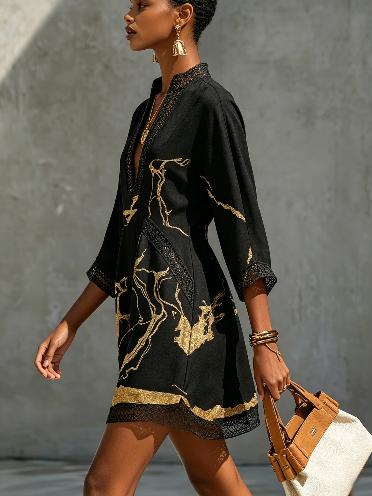 AMBRA | ROBE NOIRE MINI AVEC DÉTAILS EN OR ET EN CROCHET, EN COL EN V