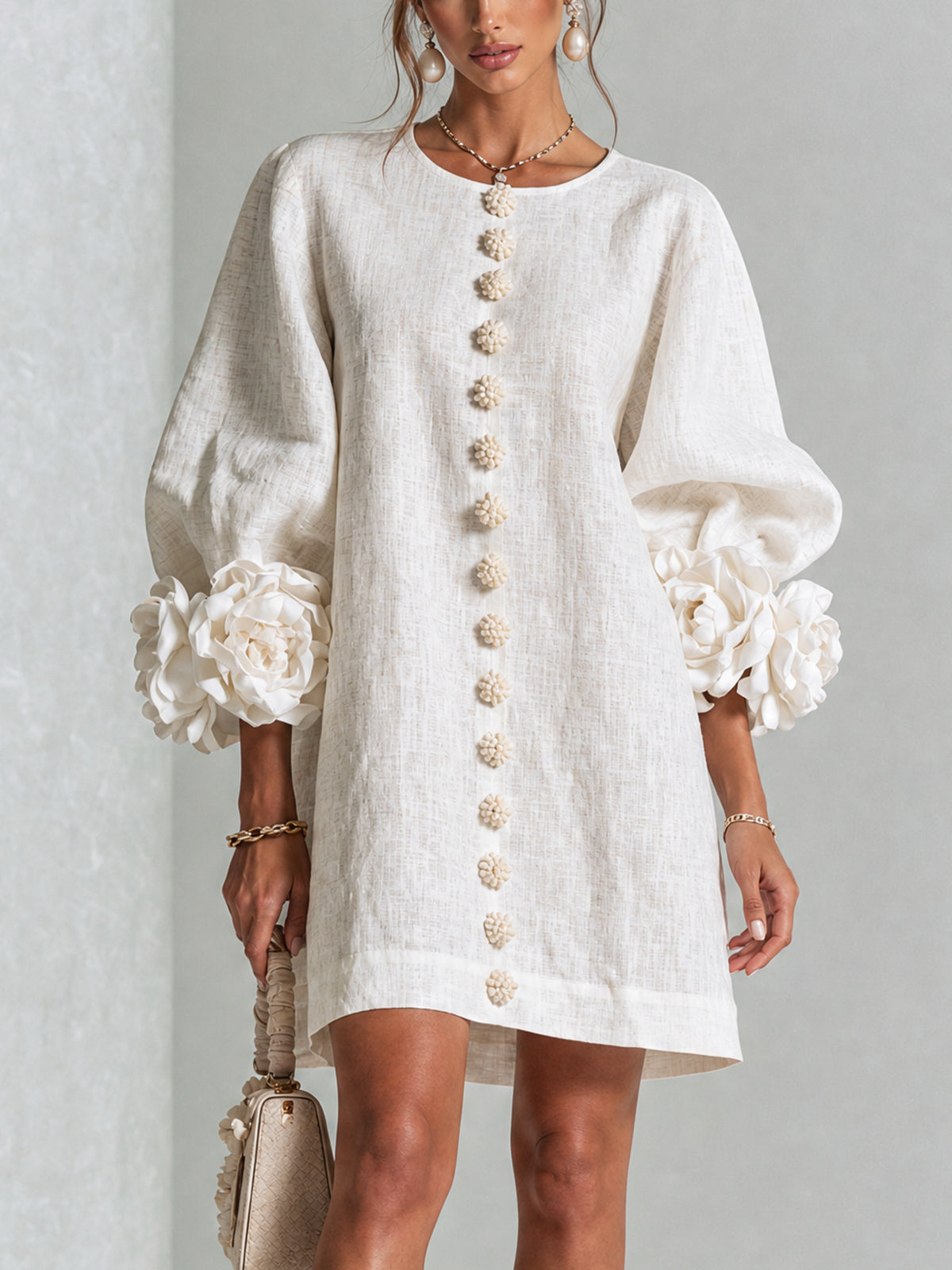 MATILDE | ROBE MINI À FLEURS AVEC BOUTONS ET POIGNETS DÉCORÉS DE MOTIFS FLORAUX TRÈS IMPACTANTS