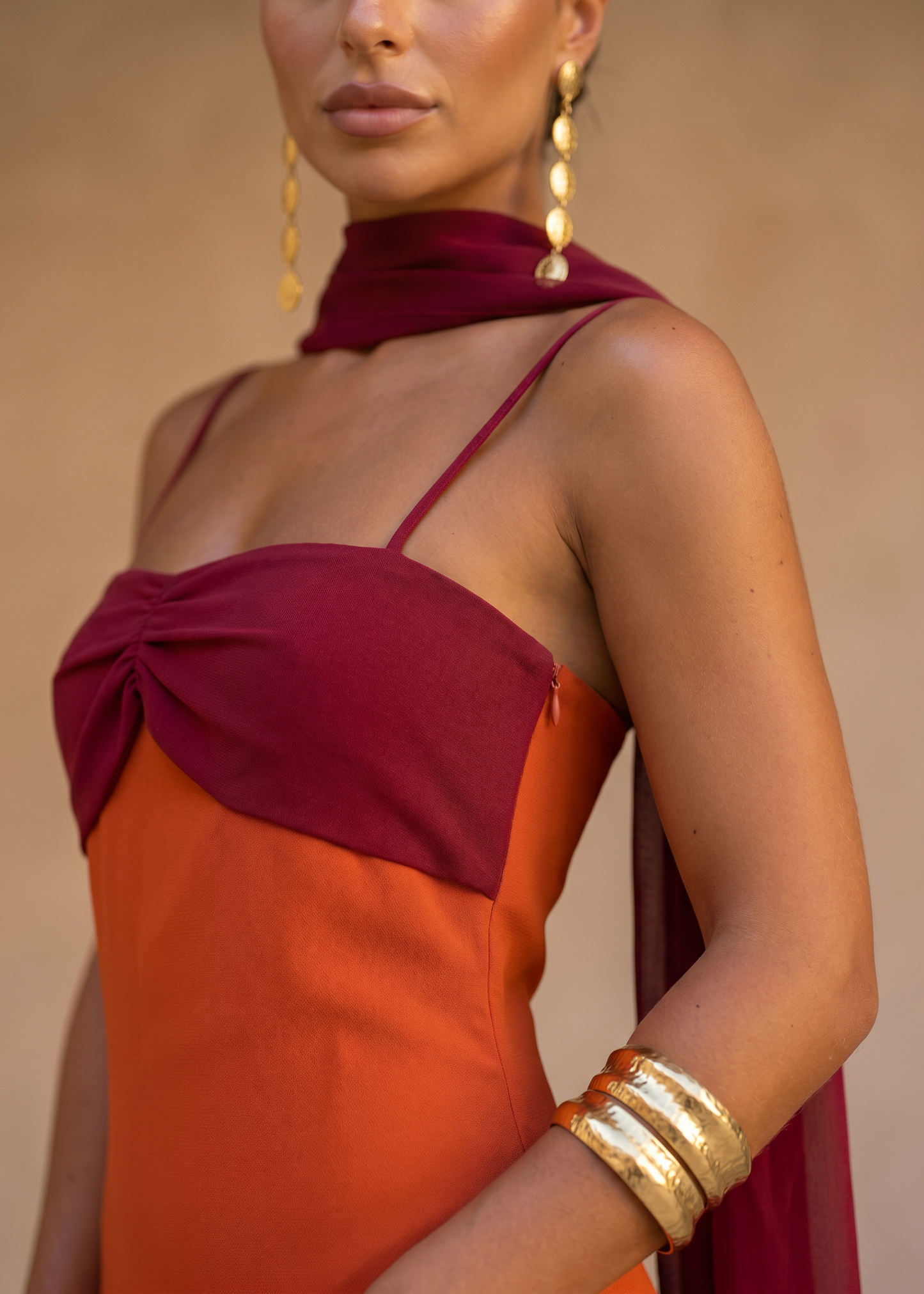 Zahara | Robe orange avec décolleté rouge